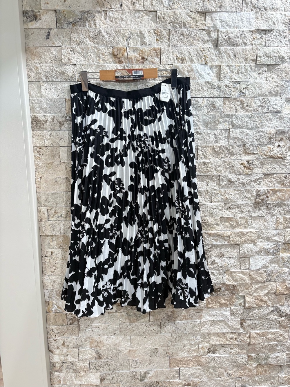 Karl Lagerfeld Black and White Floral Pleated Skirt size 10 - Picture 3 of 7